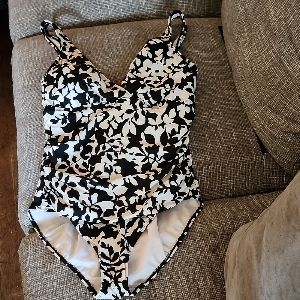 ⭐️3/$20 Black and White Floral  One Piece Swimsuit By Ralph Lauren Sz 14